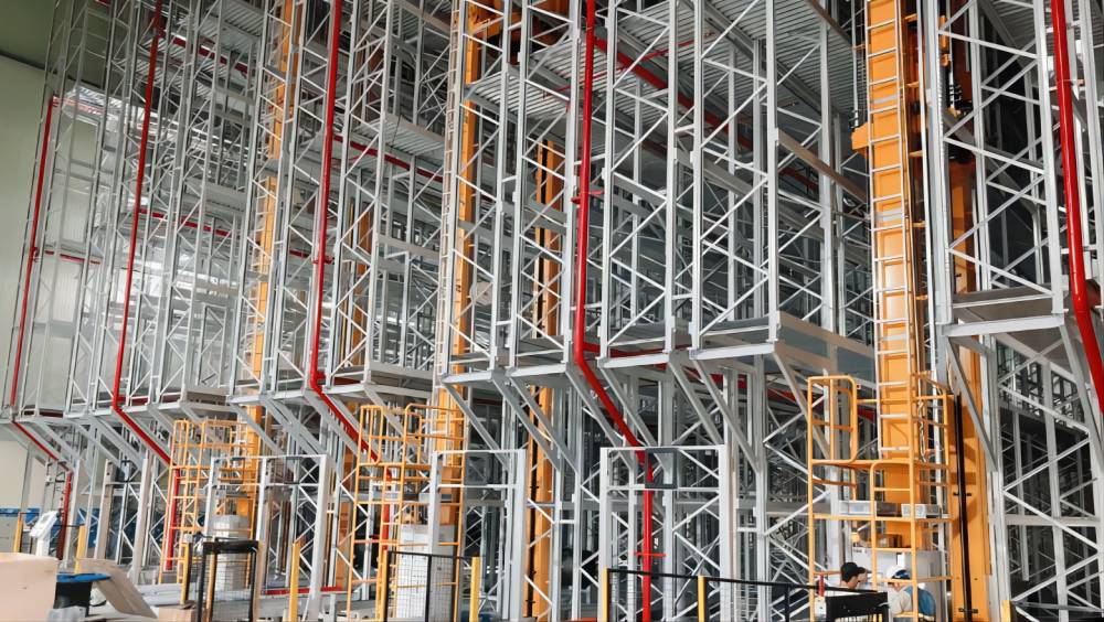 What type of crane is used in ASRS?