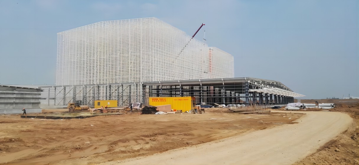 Rack supported warehouse (clad rack) with intralogistics equipment