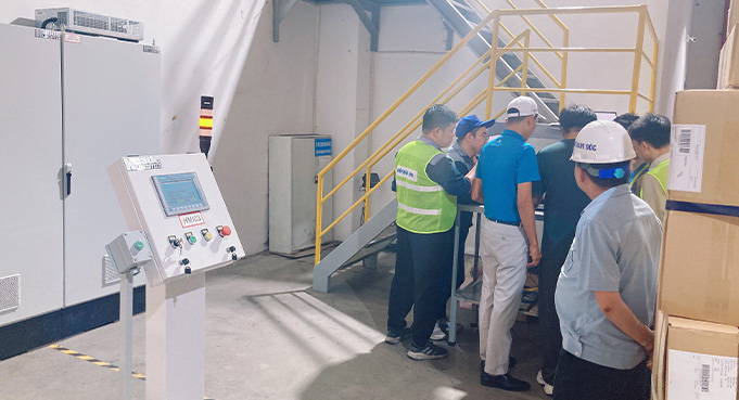 HUAYIDE engineers providing on-site warehouse automation equipment training for customer staff