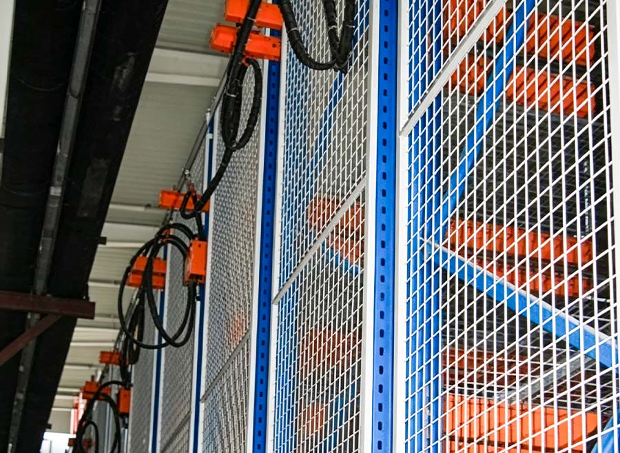 HUADE cable towing system for a mobile pallet racking system with suspended power cables