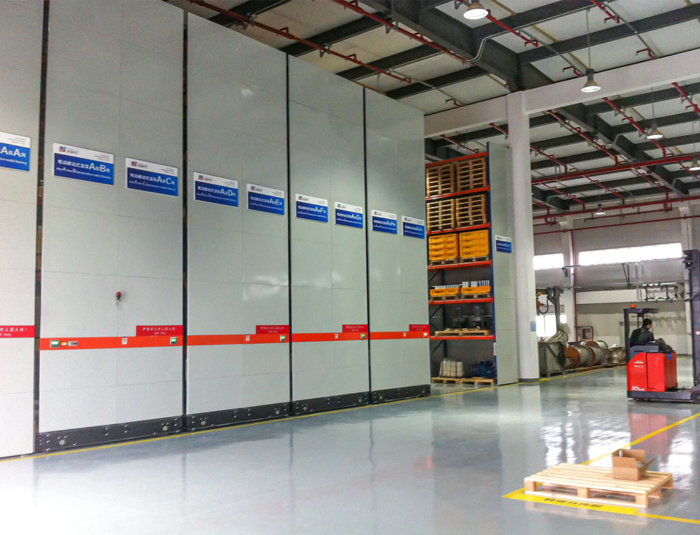 HUADE enclosed mobile pallet racking for industrial raw material storage