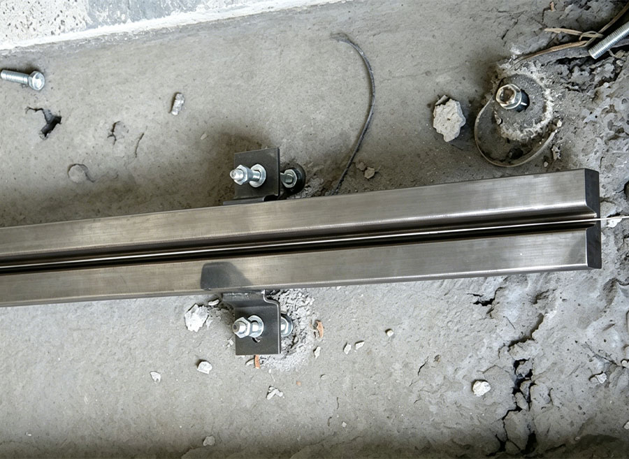 HUADE guide rail system embedded in the warehouse floor for rail-mounted mobile pallet racking