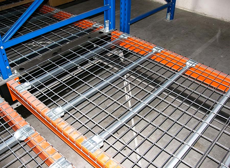 HUADE steel mesh decking installed on mobile pallet racking beams