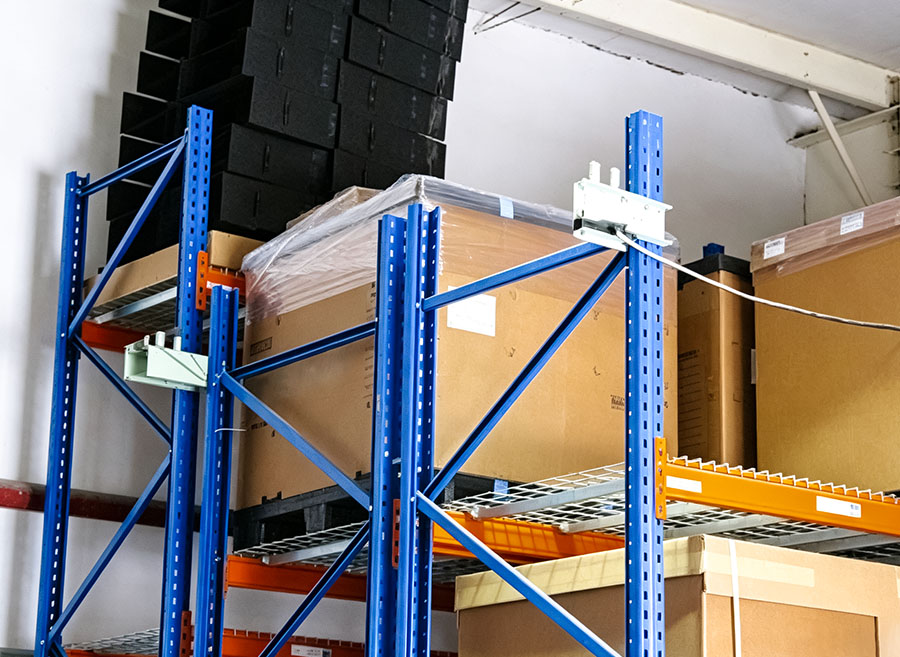 HUADE stopping limit system with limit plate and photoelectric switch for a mobile pallet racking system
