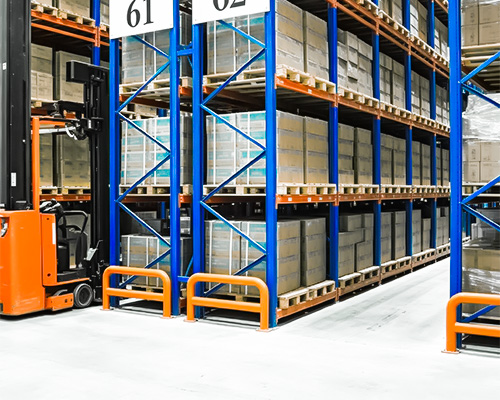HUADE VNA Racking with a forklift operating along a wire-guided narrow aisle