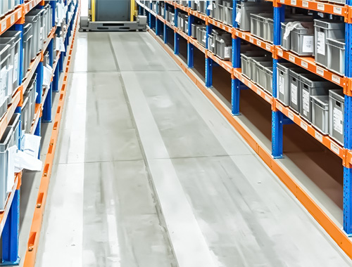 Mechanical rail guidance system for VNA racking with steel guide rails installed along the warehouse aisle